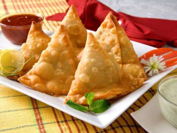 समोसा भारत के प्रसिद्ध स्ट्रीट फूड में से एक है।